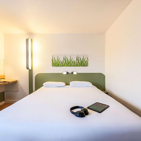 Ibis Budget Villefranche Limas Exterior photo