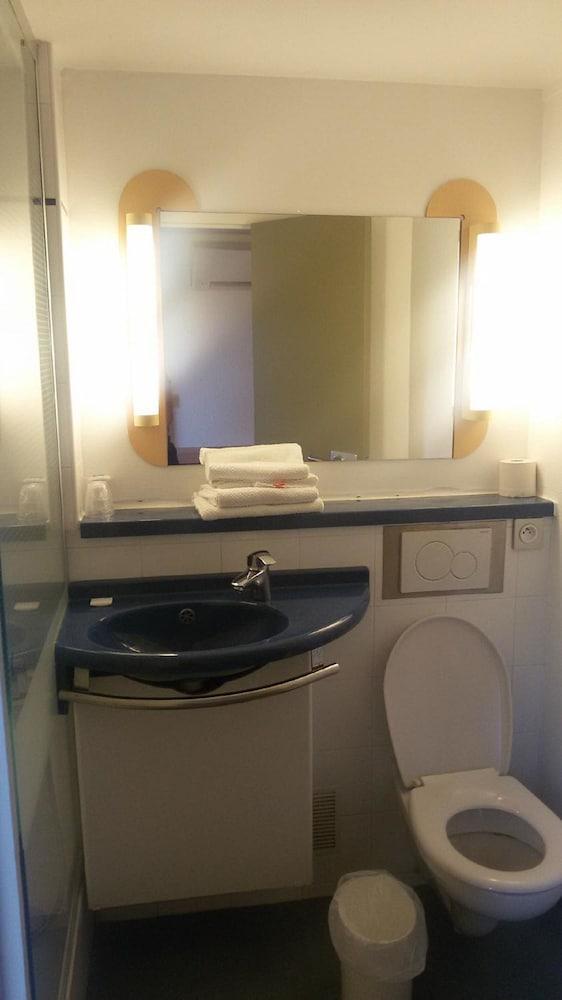 Ibis Budget Villefranche Limas Exterior photo