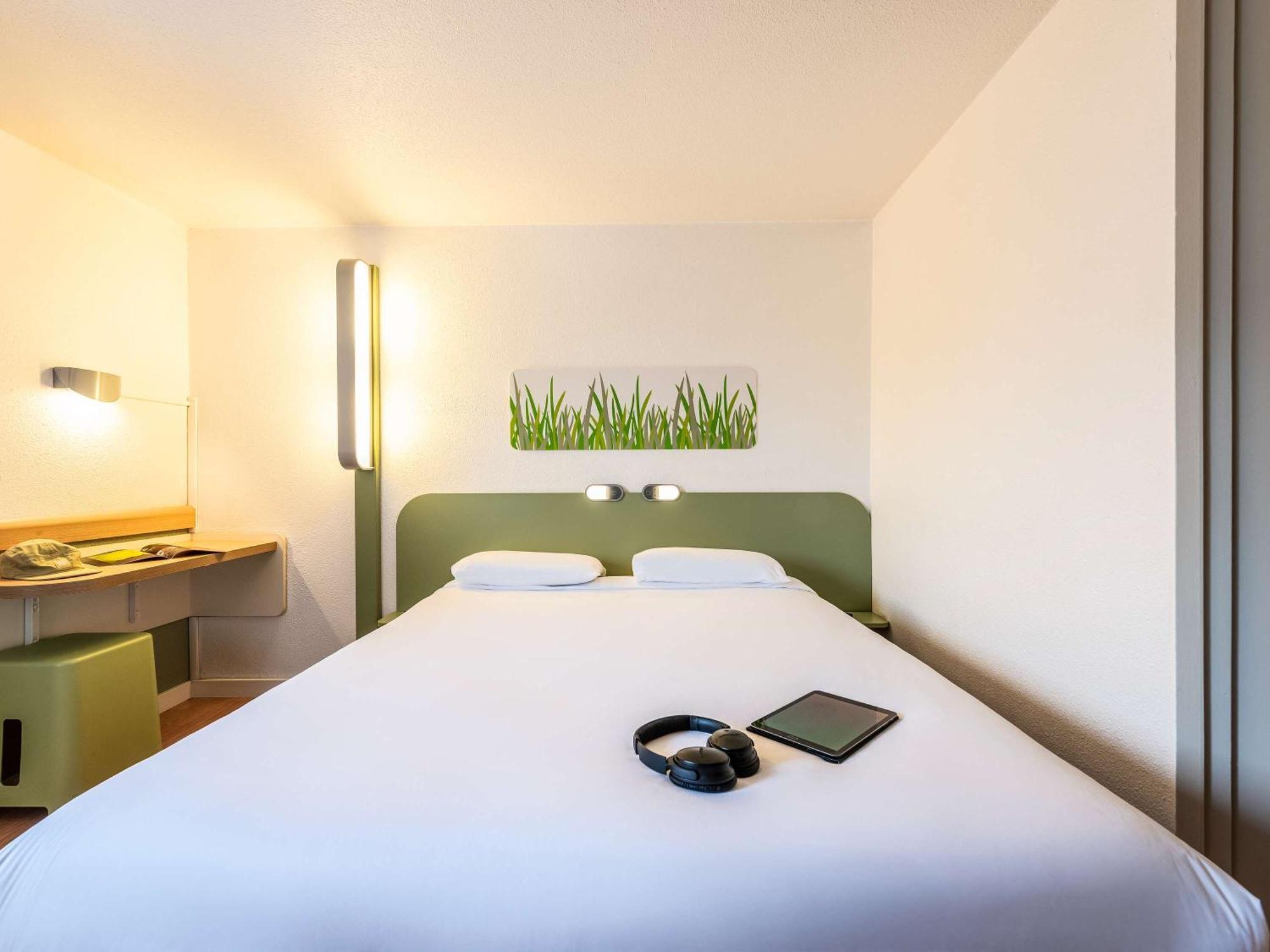 Ibis Budget Villefranche Limas Exterior photo