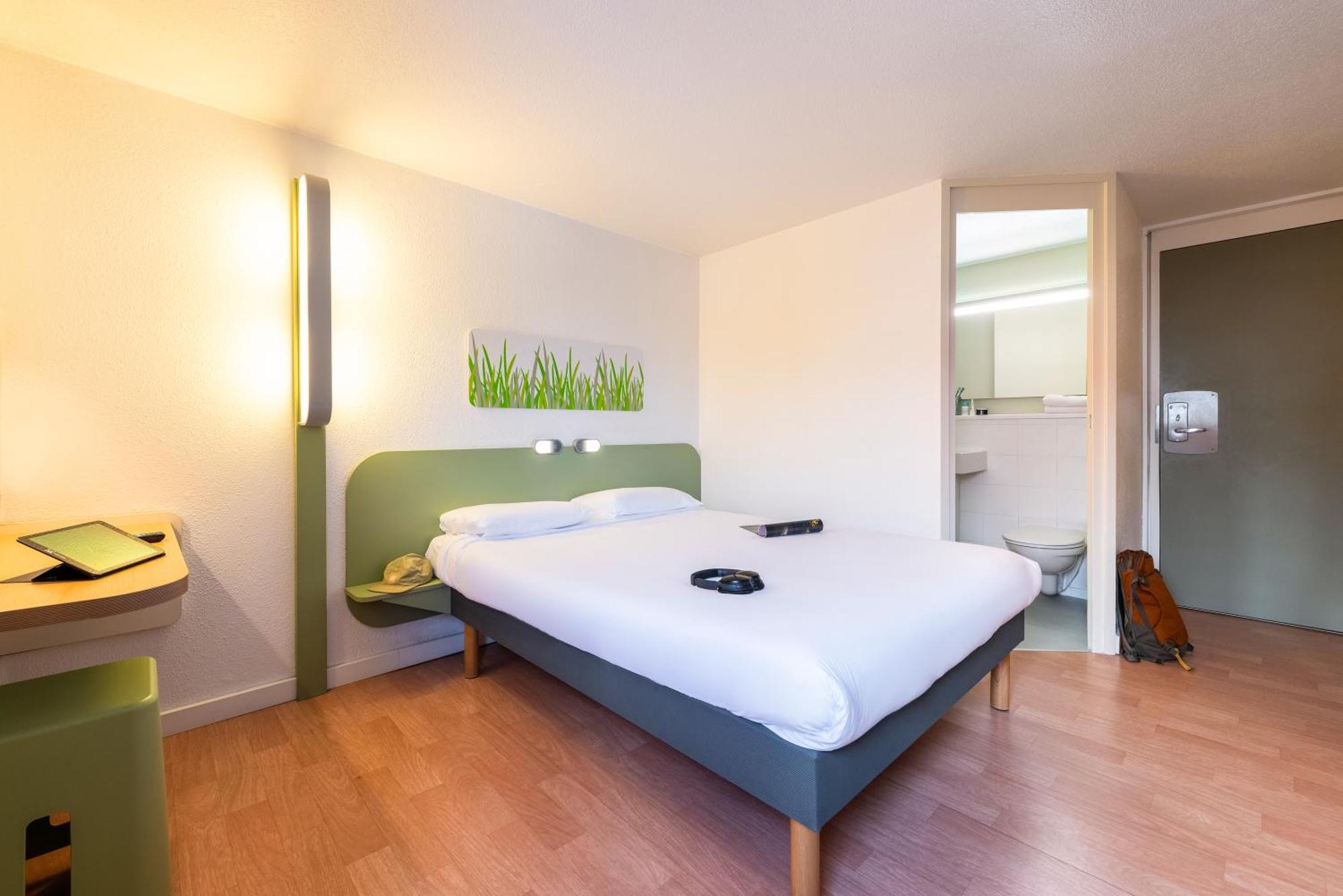 Ibis Budget Villefranche Limas Exterior photo